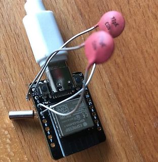 ESP32-Entwicklungsboard mit Kondensatoren und USB-Kabel