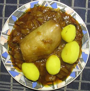Essen auf einem gemusterten Teller