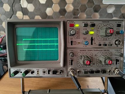 Hameg HM 204 Oszilloskop mit Signal auf dem Display
