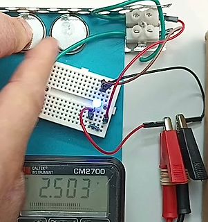 Elektronikaufbau mit Breadboard, Multimeter und Klemmen
