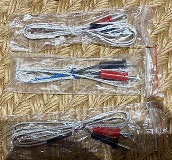 Drei Packungen Messkabel in Plastikbeuteln