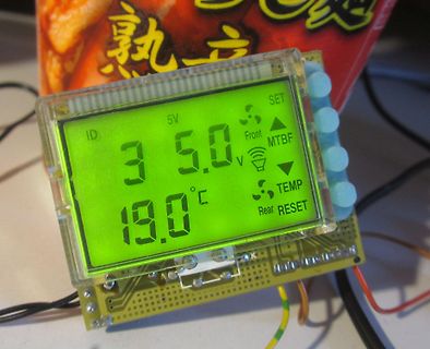 LCD-Display auf Leiterplatte mit Messwerten