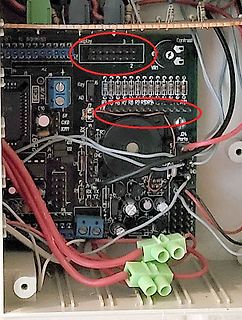 Foto einer bestückten Leiterplatte mit Verkabelung