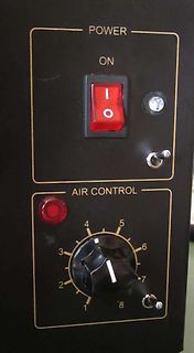 Bedienfeld eines Geräts mit Power- und Air-Control-Schalter