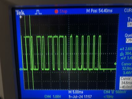 Oszilloskop-Display mit digitalem Signalverlauf