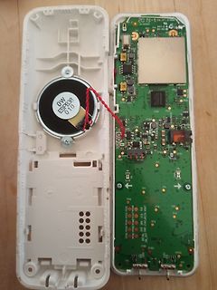 Geöffnetes elektronisches Gerät mit Lautsprecher und Leiterplatte