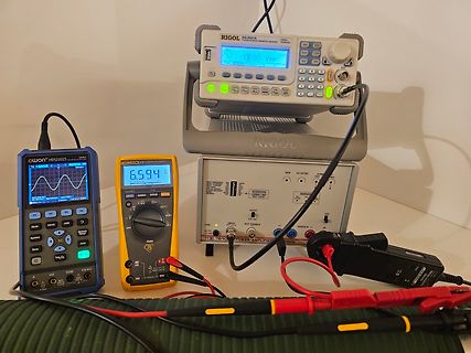 Messaufbau mit Funktionsgenerator, Multimeter und Leistungsverstärker