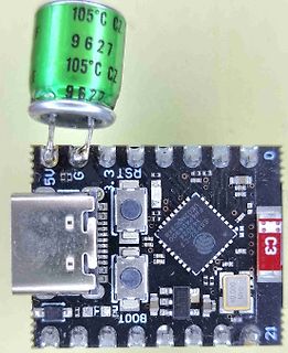 Mikrocontroller-Board mit Elektrolytkondensator