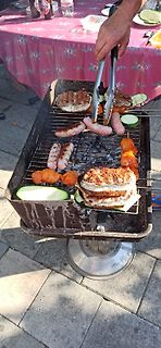 Fleisch und Gemüse auf einem Grill