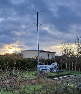 Antenne im Garten vor einem Haus