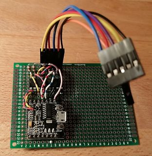 Mikrocontroller auf Lochrasterplatine mit Jumper-Kabeln
