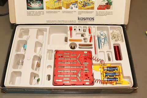 Inhalt eines Kosmos Elektronik-Junior Experimentierkastens