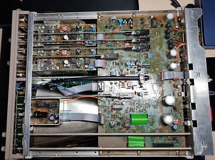 Innenansicht eines elektronischen Geräts mit mehreren Leiterplatten