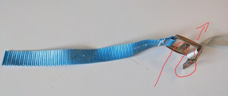 Blaues Gurtband mit Metallschließe