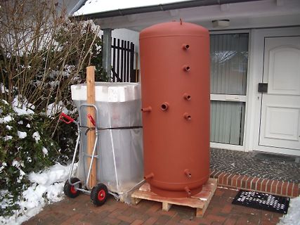Roter zylindrischer Behälter auf Palette und Sack