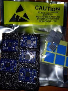 Mehrere kleine blaue Leiterplatten in antistatischer Verpackung