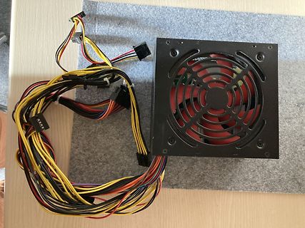 PC-Netzteil mit Kabeln auf Tisch