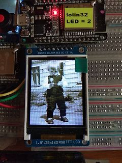 Mikrocontroller und TFT-Display auf Lochrasterplatine
