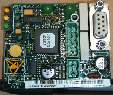 Bestückte Leiterplatte mit D-Sub Anschluss und Elektrolytkondensatoren