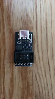 USB-zu-TTL-Adapter auf Holzuntergrund