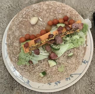 Wrap mit Salat, Tomaten, Käse und Schinken