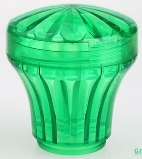 Grüner Glasbehälter mit Riffelung
