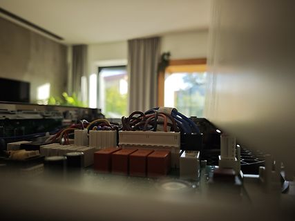 Nahaufnahme von elektronischen Bauteilen und Kabeln