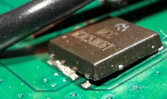 Makroaufnahme eines SMD-Bauteils auf einer Leiterplatte