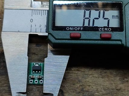 Messung eines Bauteils mit einem digitalen Messschieber