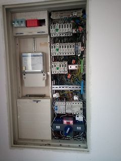 Offener Elektroverteiler mit Sicherungsautomaten und Verdrahtung