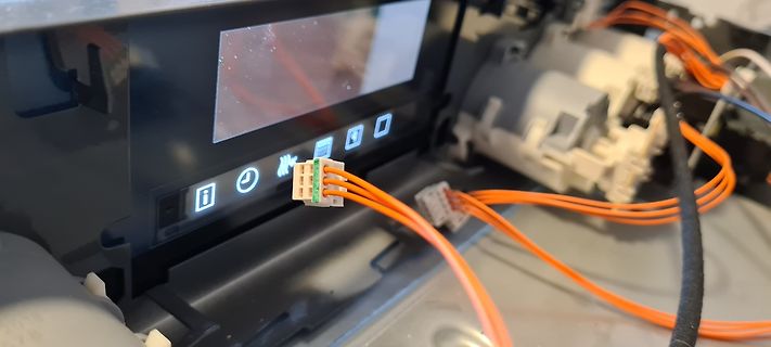 Nahaufnahme von Kabelverbindungen und Display eines Geräts