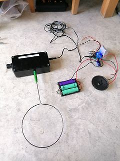 Aufbau eines Theremins mit Batterien und Lautsprecher