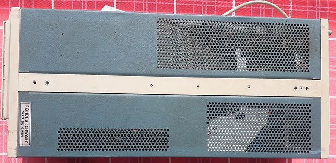 Gehäuse eines Rohde & Schwarz Messgeräts