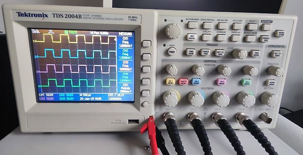 Tektronix TDS 2004B Oszilloskop mit Rechtecksignalen