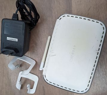 Netgear Router mit Netzteil und Wandhalterung