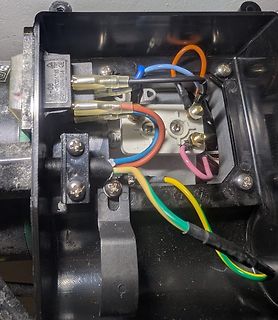 Offenes Gehäuse mit elektrischer Verdrahtung