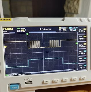 Display eines FNIRSI Oszilloskops mit zwei Signalkurven