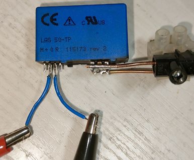 Elektronikbauteil mit Kabelverbindungen und Krokodilklemmen