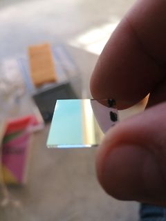 Halte ein kleines Silizium-Wafer-Stück zwischen Fingern