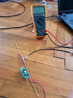 Messaufbau mit Multimeter und Leiterplatte