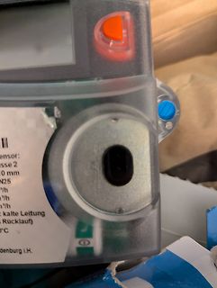 Nahaufnahme eines elektronischen Messgeräts mit USB-Anschluss