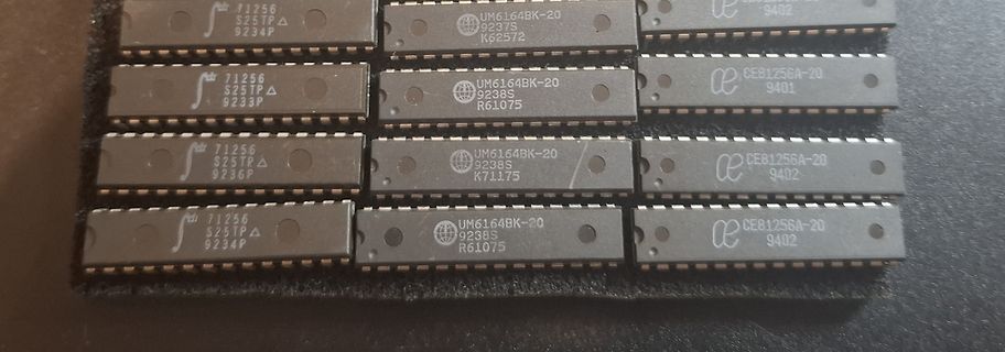Mehrere integrierte Schaltkreise auf Unterlage