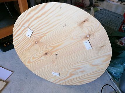 Rückseite einer runden Holzplatte mit Befestigungselementen