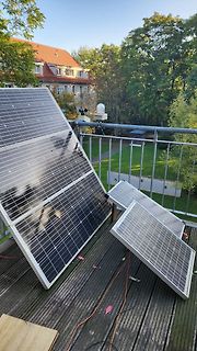 Solarpanele auf einer Holzterrasse
