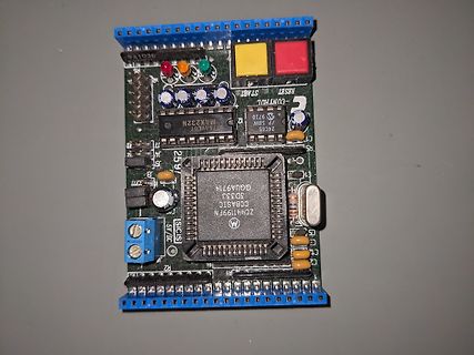 Bestückte Leiterplatte mit Mikrocontroller und Bauteilen