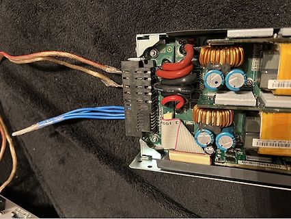 Innenansicht eines Schaltnetzteils mit Spulen und Kondensatoren