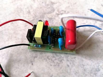 Kleine Leiterplatte mit Transformator und Kondensatoren