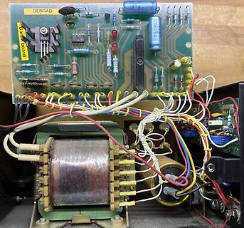 Innenansicht eines Netzteils mit Platine und Transformator