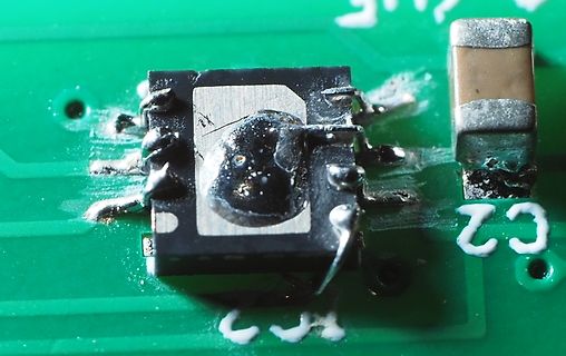 Makroaufnahme eines ICs auf einer Leiterplatte