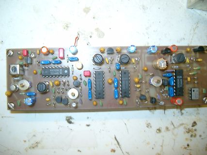 Bestückte Leiterplatte mit verschiedenen elektronischen Bauteilen